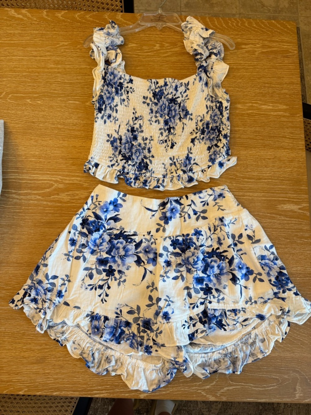En Creme White and Blue Floral Ruffle Two-Piece Crop & Shorts Set - Medium